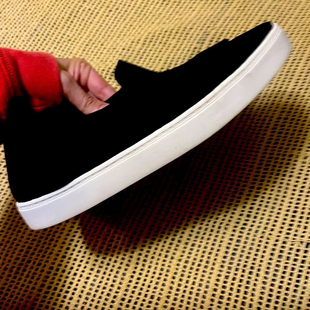New Directions Womens size 8 worn once slip on shoes.